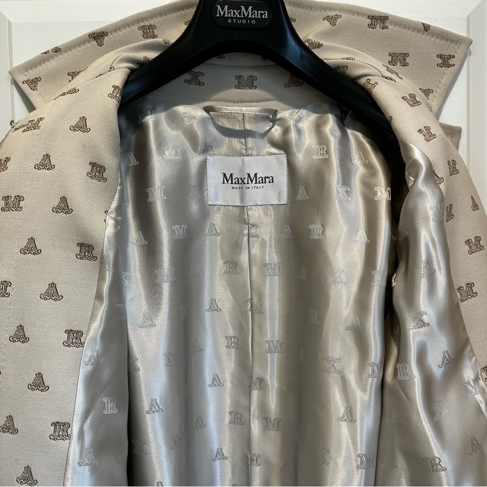 SOLD! MAX MARA FULL LOGO TRENCH COAT SIZE: US6 IT40 NEW WITH TAG FALL/WINTER - Picture 14 of 16